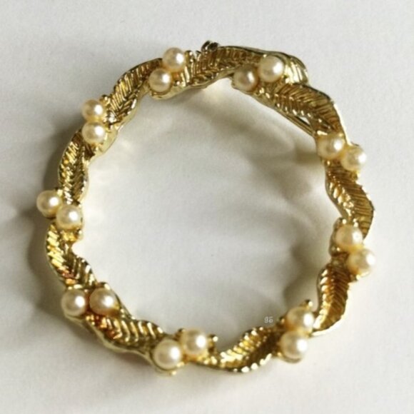 Vintage 1950s GERRY’S Signed Gold-Tone Faux Pearl Wreath Brooch - Picture 5 of 13